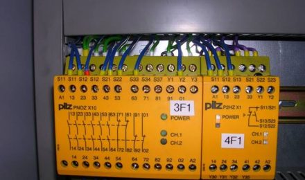 Sicherheitsmodul von Pilz in einem Schaltschrank, dient der Überwachung und Kontrolle von Maschinenfunktionen bei GM-Projekt.