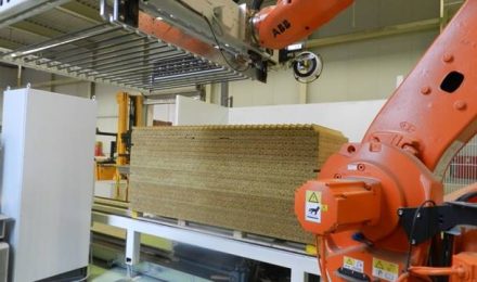 ABB-Roboterarm von GM-Projekt beim Stapeln von Holzpaletten, Effizienz in der Materialhandhabung.