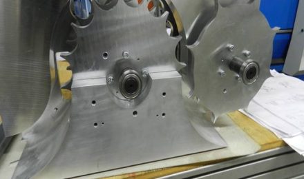 Komplexe Sägeblattmontage auf einer Metallstütze, zeugt von der technischen Expertise bei GM-Projekt.